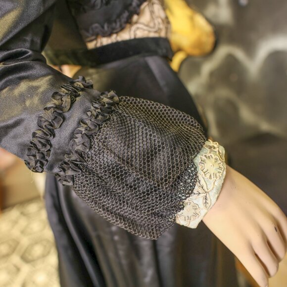 Antique Victorian Two-Piece Silk & Embroidered Bodice Dress (c. 1890s–1900s) - Picture 10 of 17